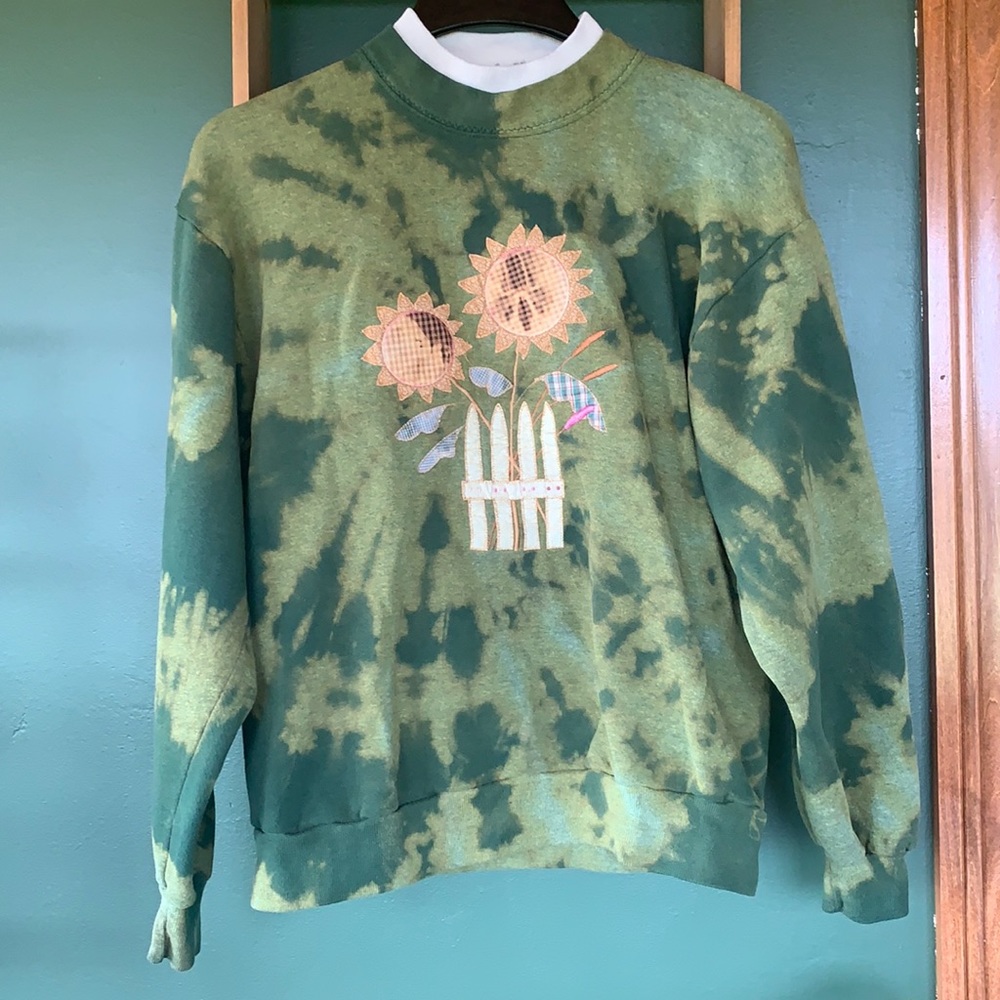 Vintage Custom Bleach Dye Sunflower Crewneck. M.🌼